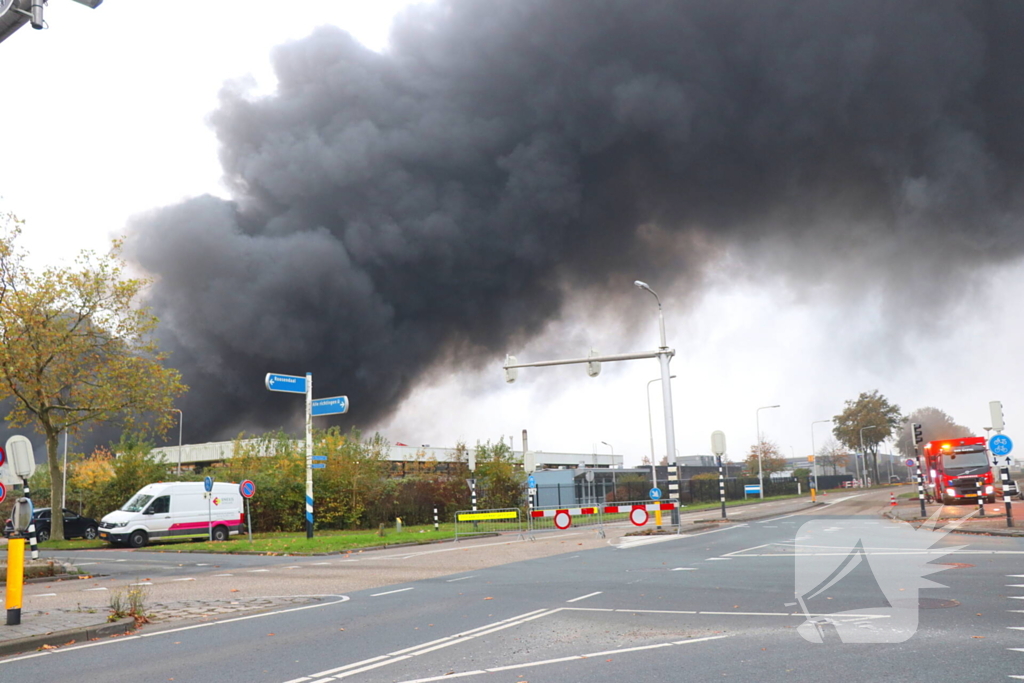 Zeer grote brand in loods met plastic flessen