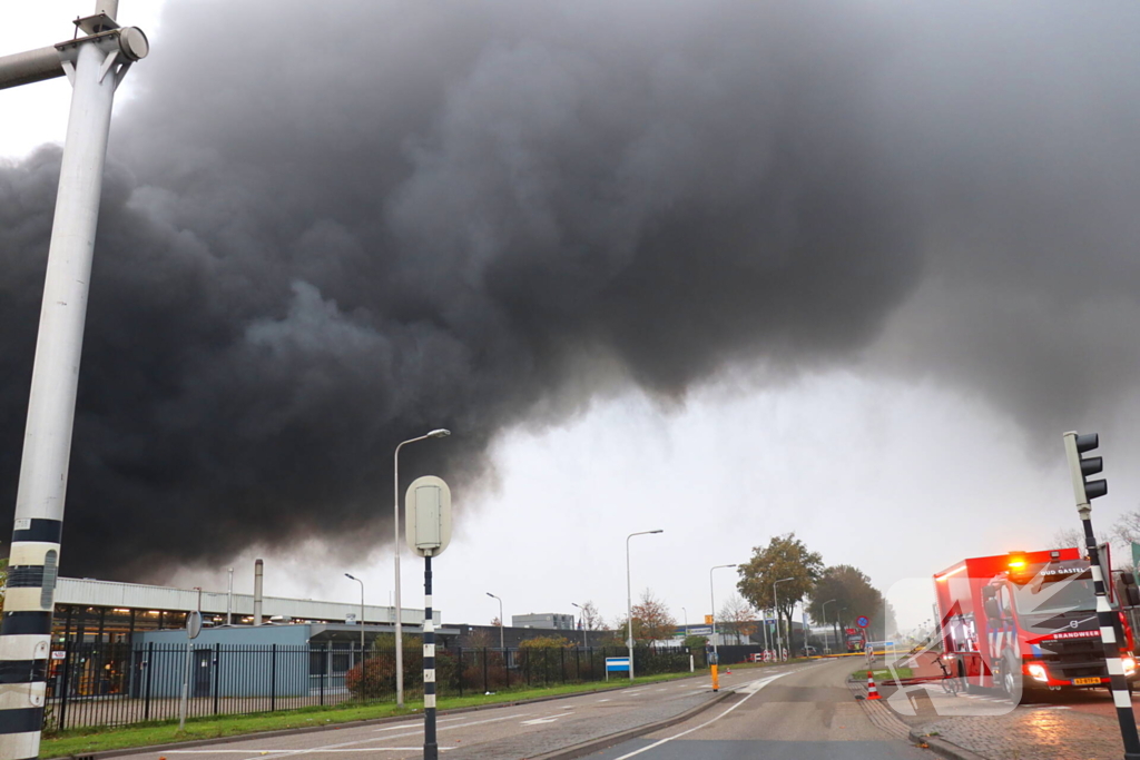 Zeer grote brand in loods met plastic flessen