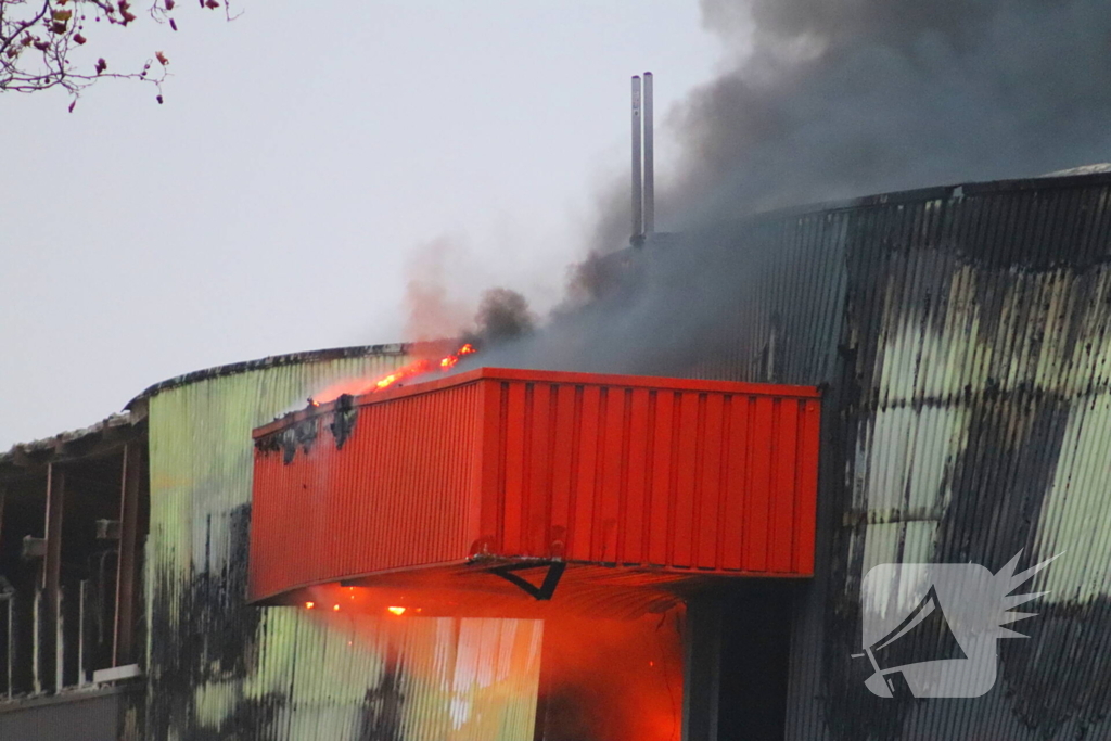 Zeer grote brand in loods met plastic flessen