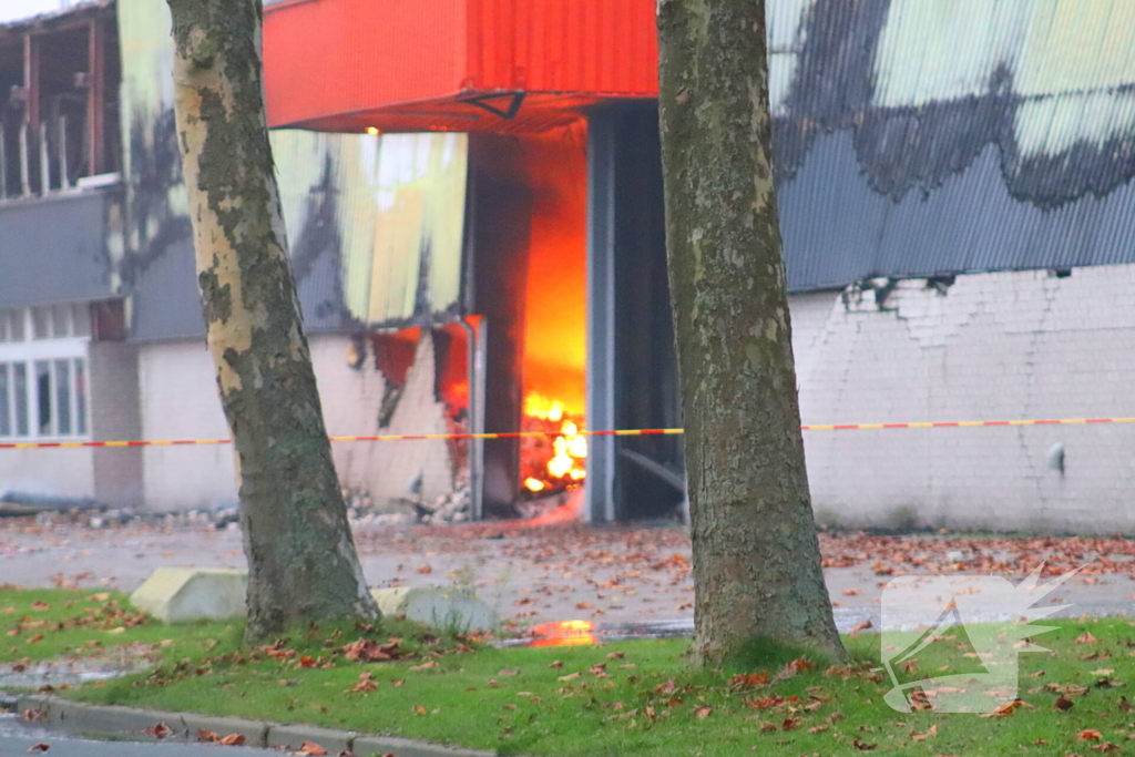 Zeer grote brand in loods met plastic flessen