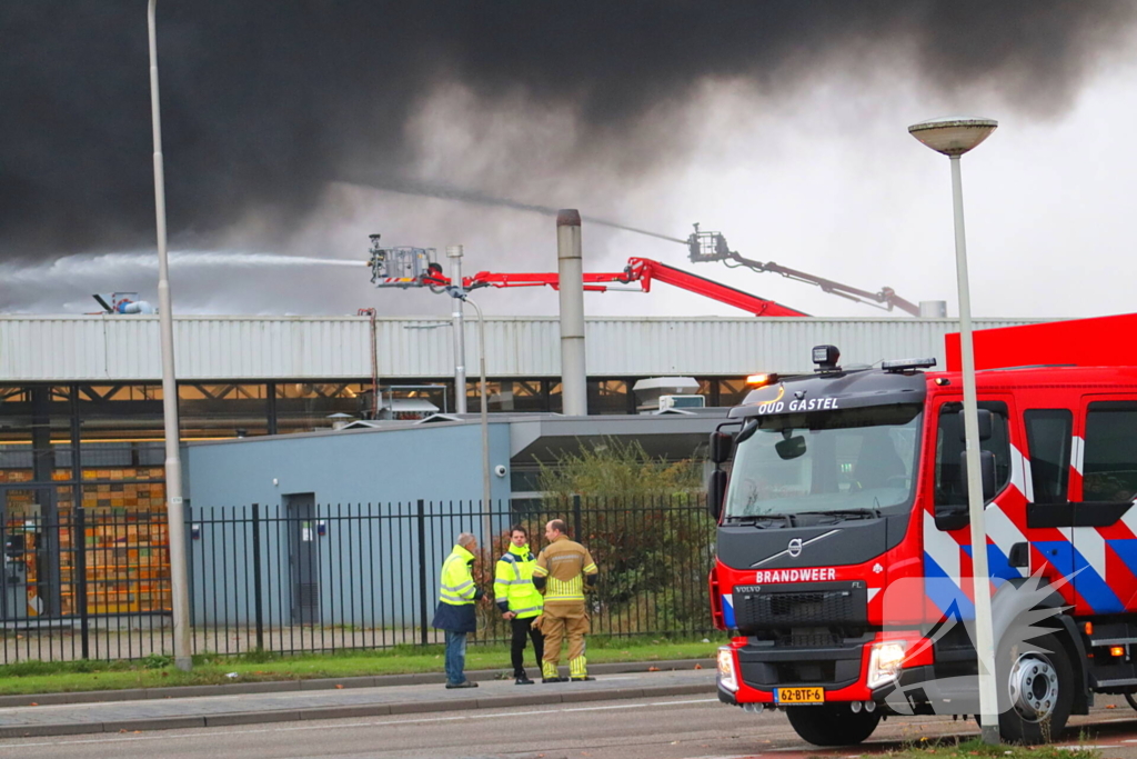 Zeer grote brand in loods met plastic flessen