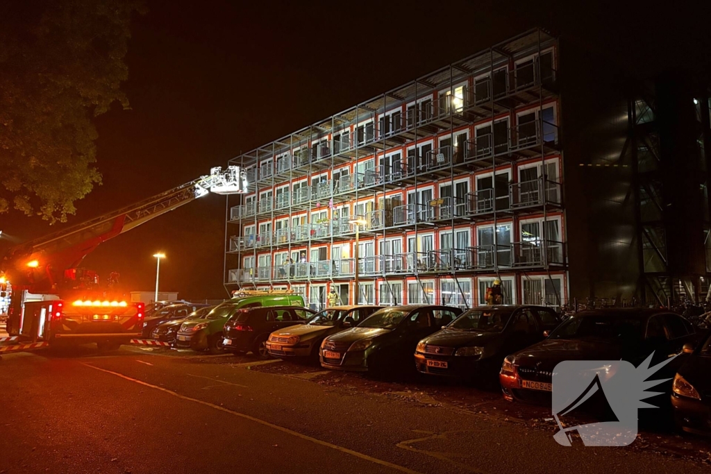 Brandweer schaalt op bij brand in woning