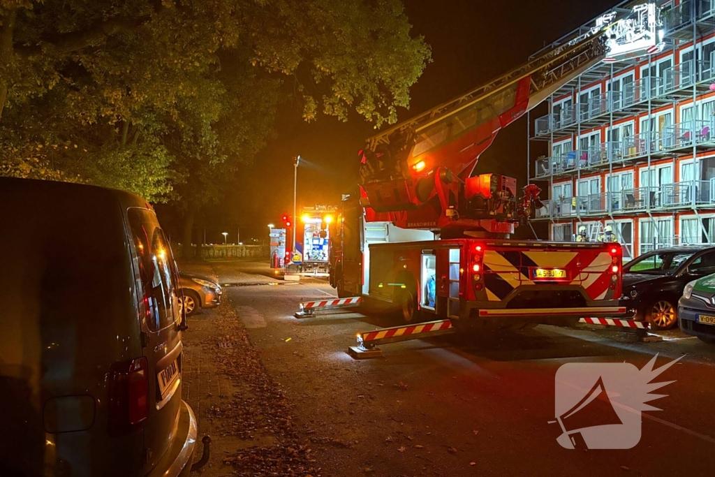 Brandweer schaalt op bij brand in woning