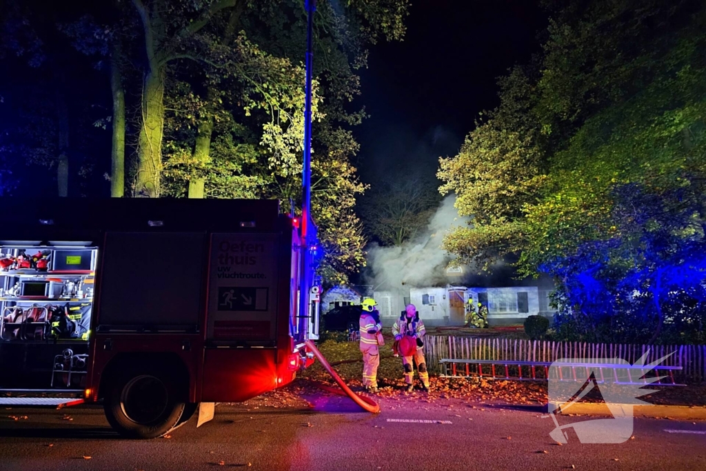 Brandweer blust brand in rietenkap