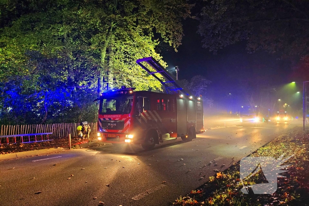 Brandweer blust brand in rietenkap