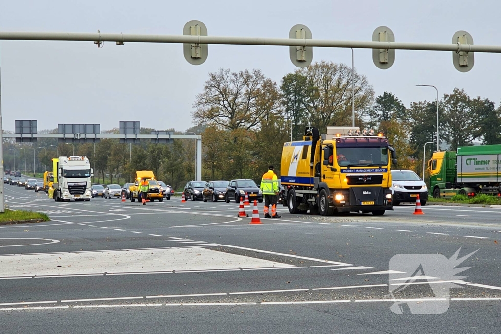 Vrachtwagen verliest lading betonmortel