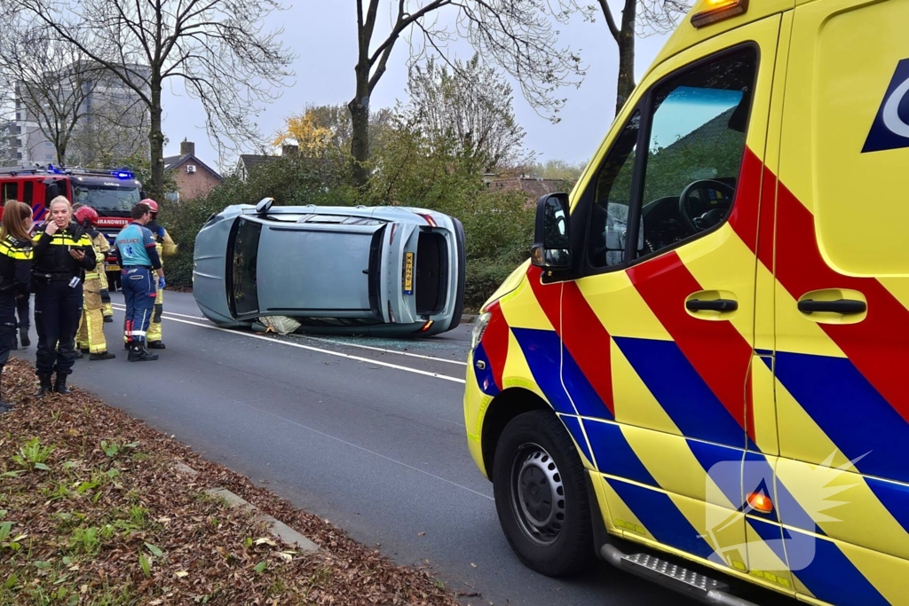 Automobilist klapt op lantaarnpaal en belandt op zijkant