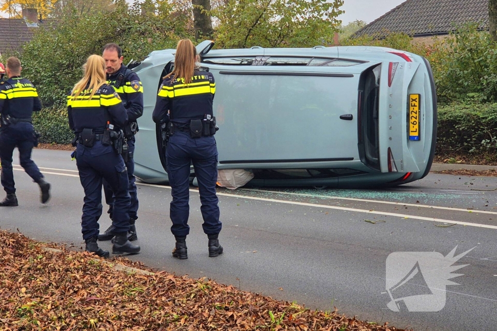 Automobilist klapt op lantaarnpaal en belandt op zijkant