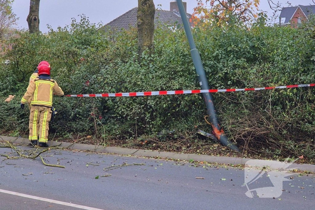 Automobilist klapt op lantaarnpaal en belandt op zijkant