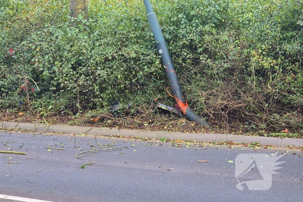 Automobilist klapt op lantaarnpaal en belandt op zijkant