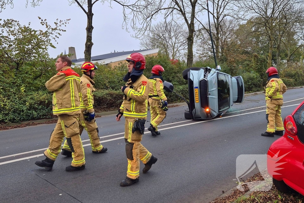 Automobilist klapt op lantaarnpaal en belandt op zijkant