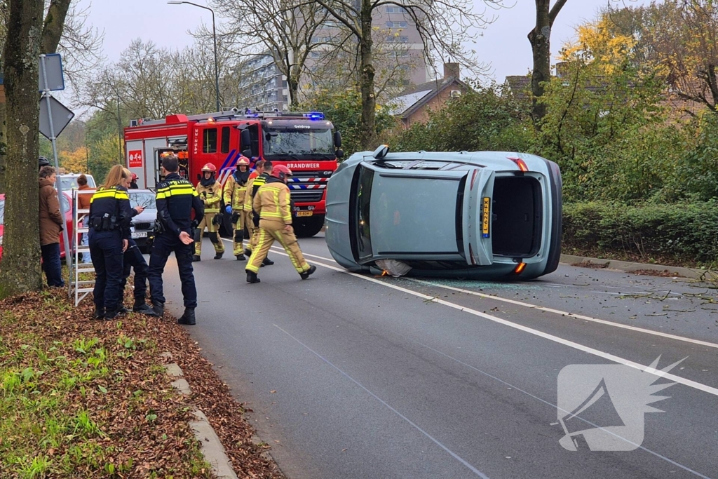 Automobilist klapt op lantaarnpaal en belandt op zijkant