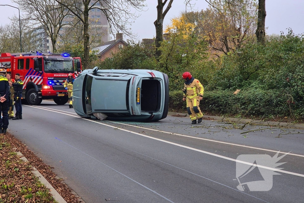 Automobilist klapt op lantaarnpaal en belandt op zijkant