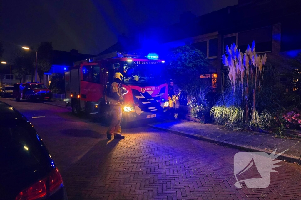 Brandweer veegt schoorsteen na brand