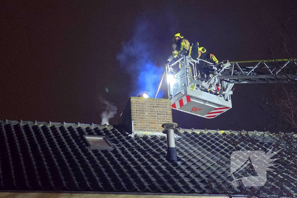 Brandweer veegt schoorsteen na brand