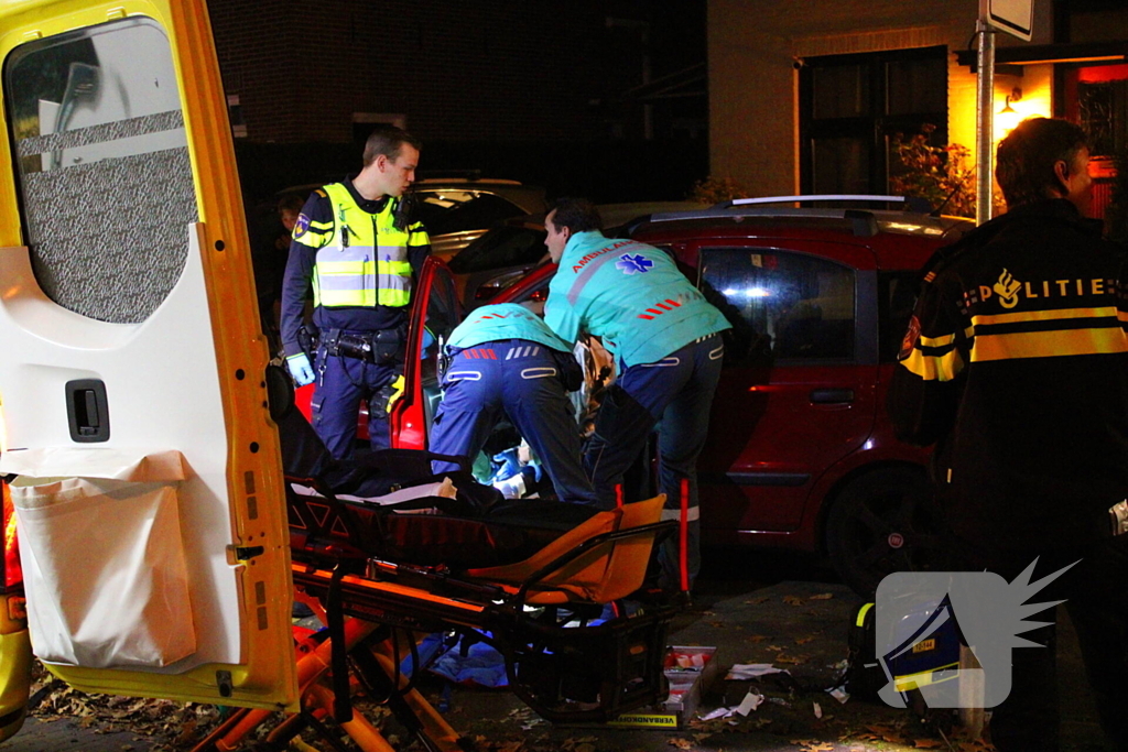 Automobiliste raakt van weg, knalt tegen boom en raakt gewond