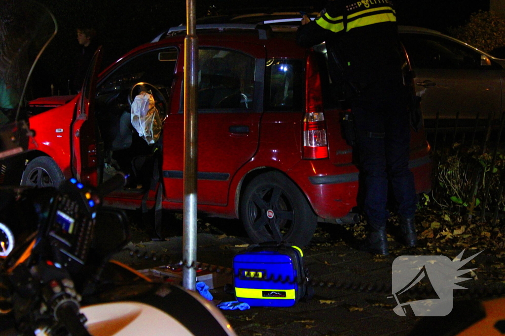 Automobiliste raakt van weg, knalt tegen boom en raakt gewond