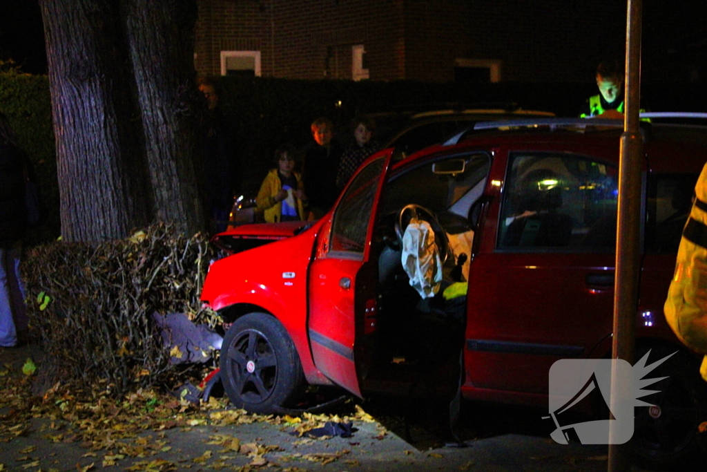 Automobiliste raakt van weg, knalt tegen boom en raakt gewond