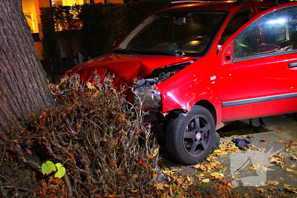 Automobiliste raakt van weg, knalt tegen boom en raakt gewond