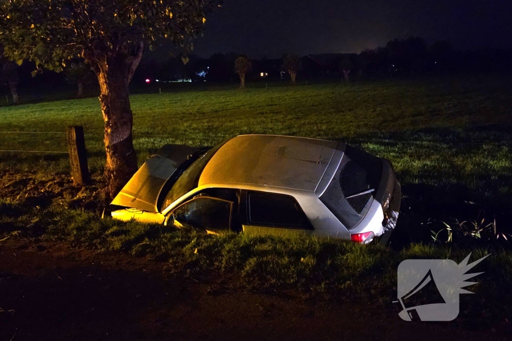 Automobilist raakt van weg en knalt tegen boom