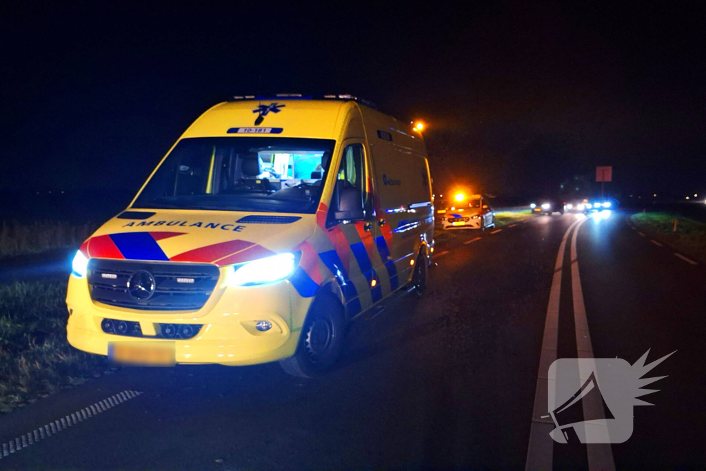 Auto belandt op zijn kant na aanrijding met dier