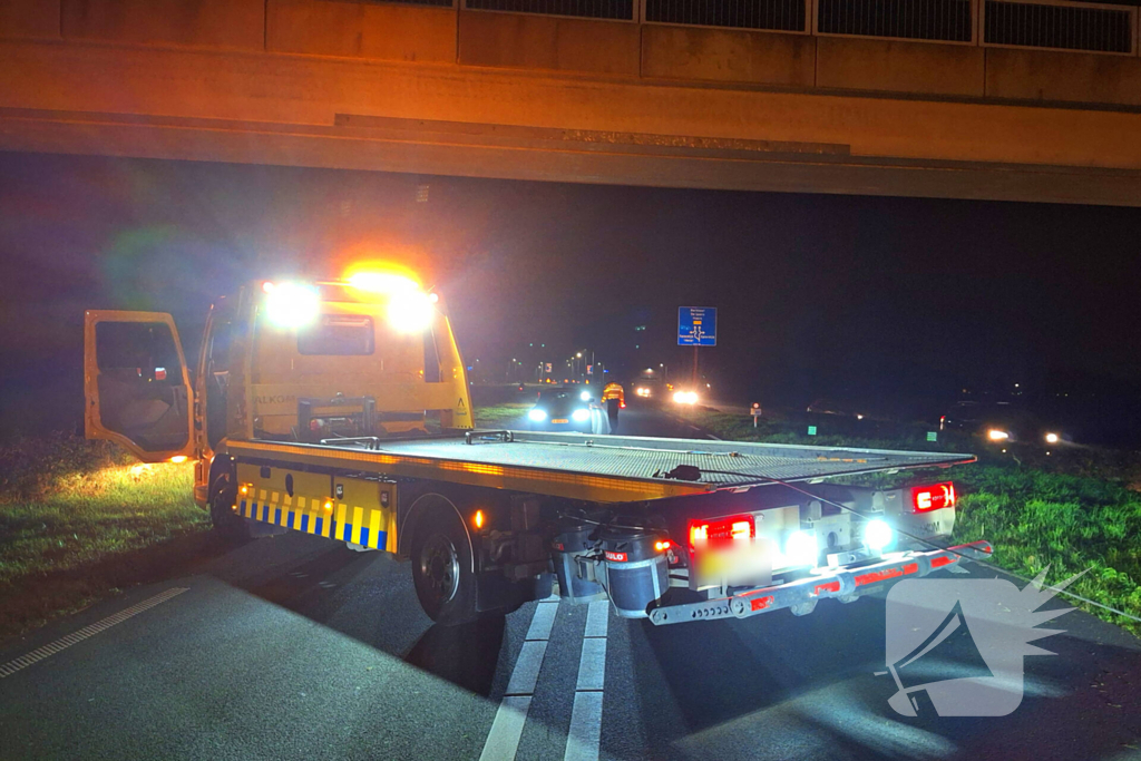 Auto belandt op zijn kant na aanrijding met dier