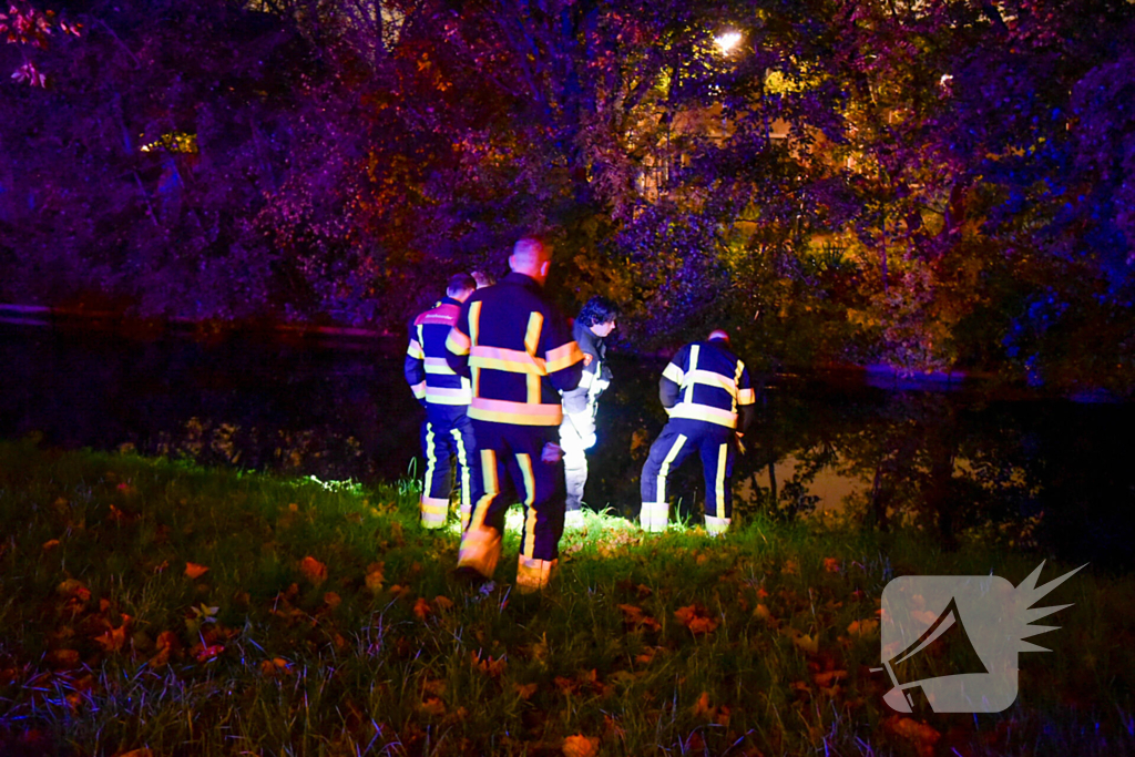 Persoon uit water gehaald, brandweer zoekt tevergeefs naar spullen