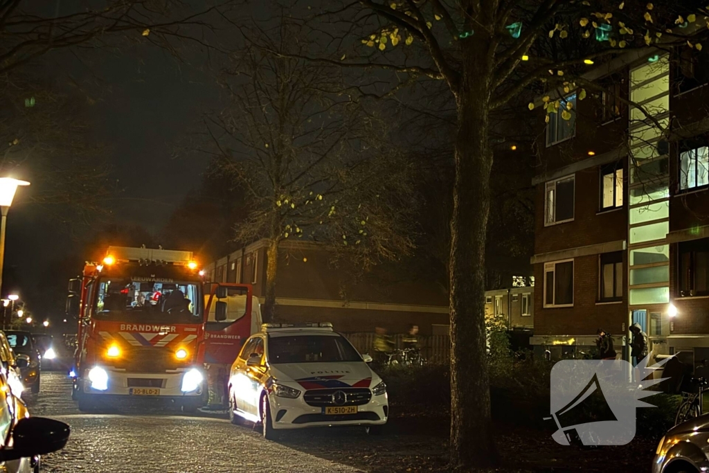 Brandweer controleert portiekwoning na brandmelding