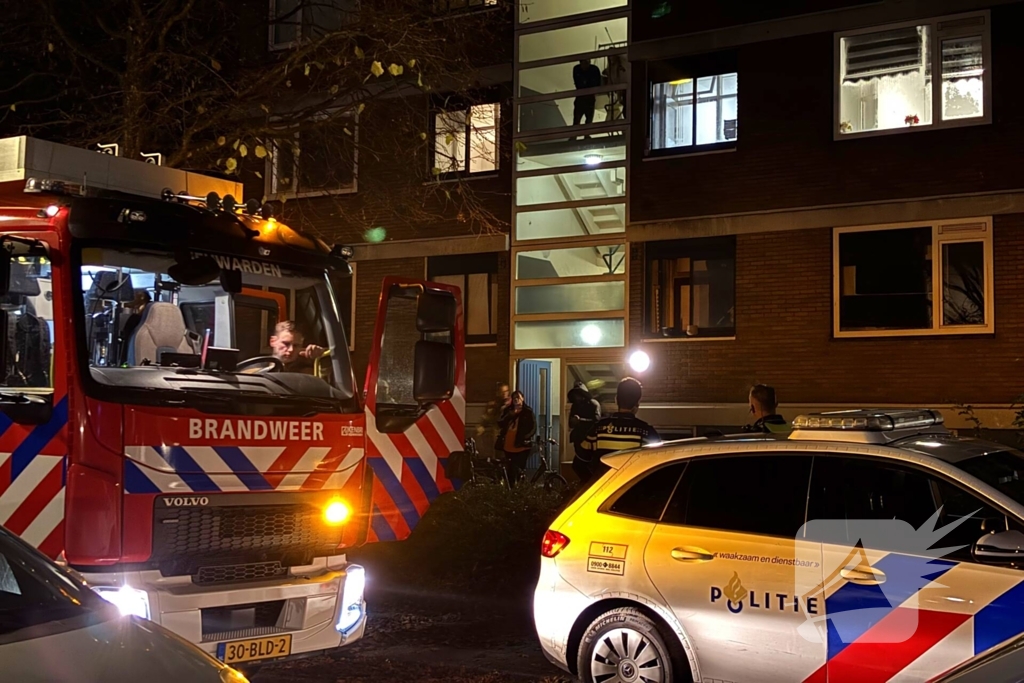 Brandweer controleert portiekwoning na brandmelding