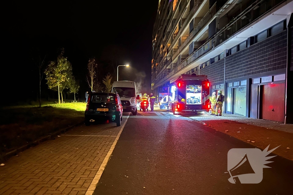 Politie onderzoekt oorzaak brand in geparkeerde bakwagen