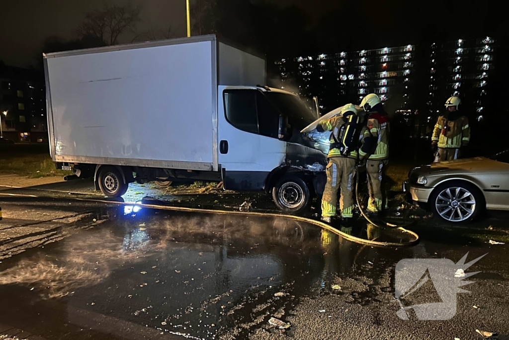 Politie onderzoekt oorzaak brand in geparkeerde bakwagen