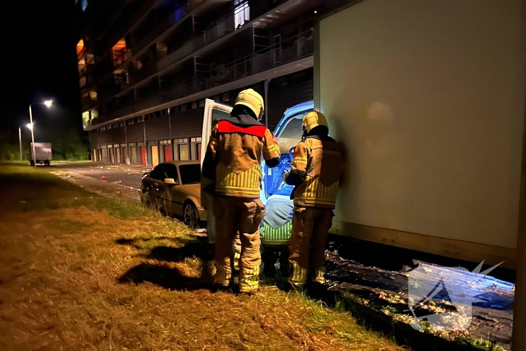 Politie onderzoekt oorzaak brand in geparkeerde bakwagen