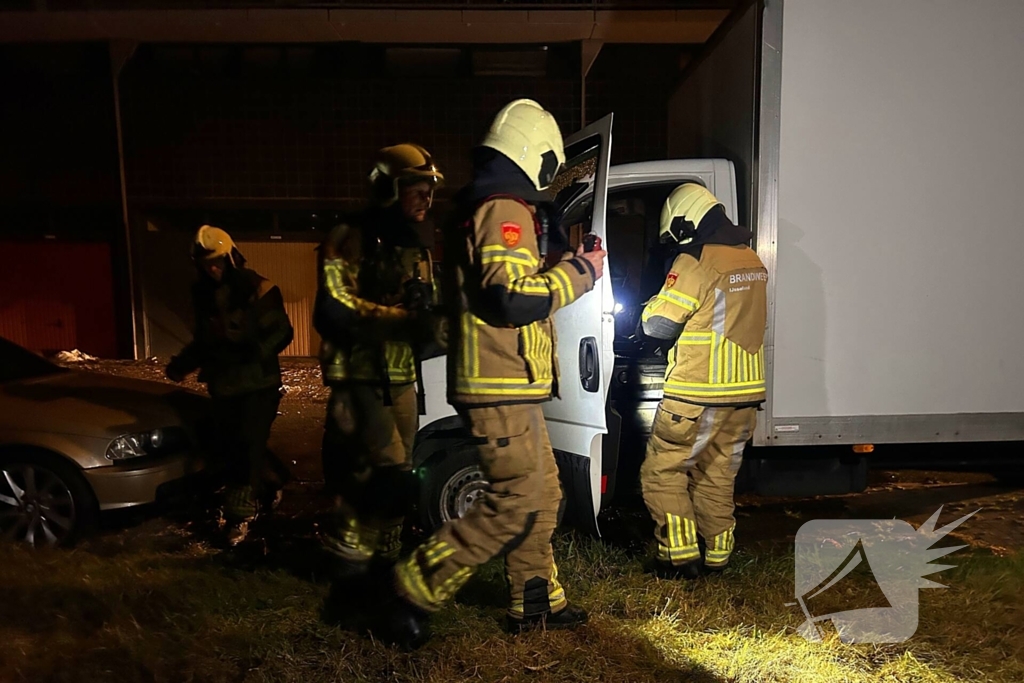 Politie onderzoekt oorzaak brand in geparkeerde bakwagen