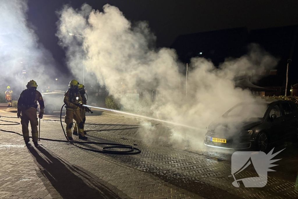 Brandweer blust hevige autobrand