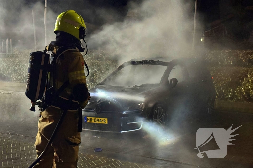 Brandweer blust hevige autobrand