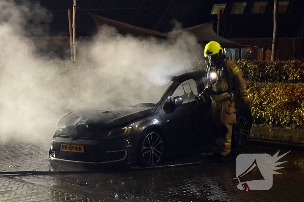 Brandweer blust hevige autobrand