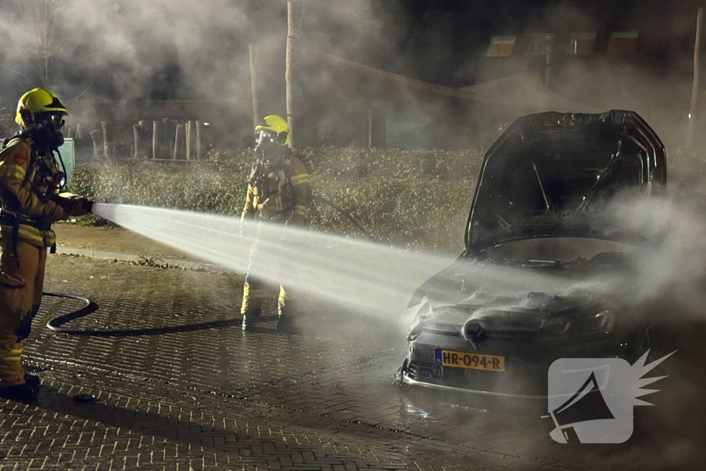 Brandweer blust hevige autobrand