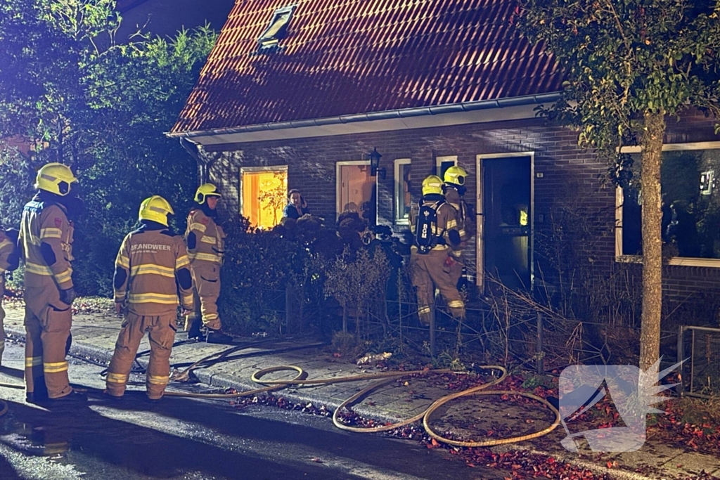 Bewoner gered uit woning na brand; hond opgevangen door dierenambulance