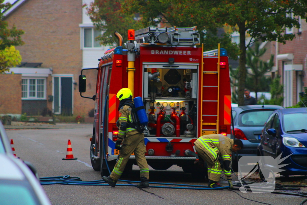 Brandweer blust brand op zolder