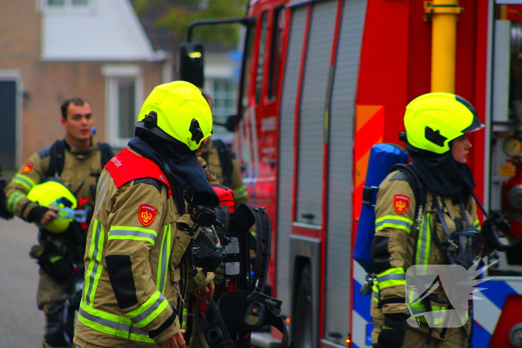 Brandweer blust brand op zolder