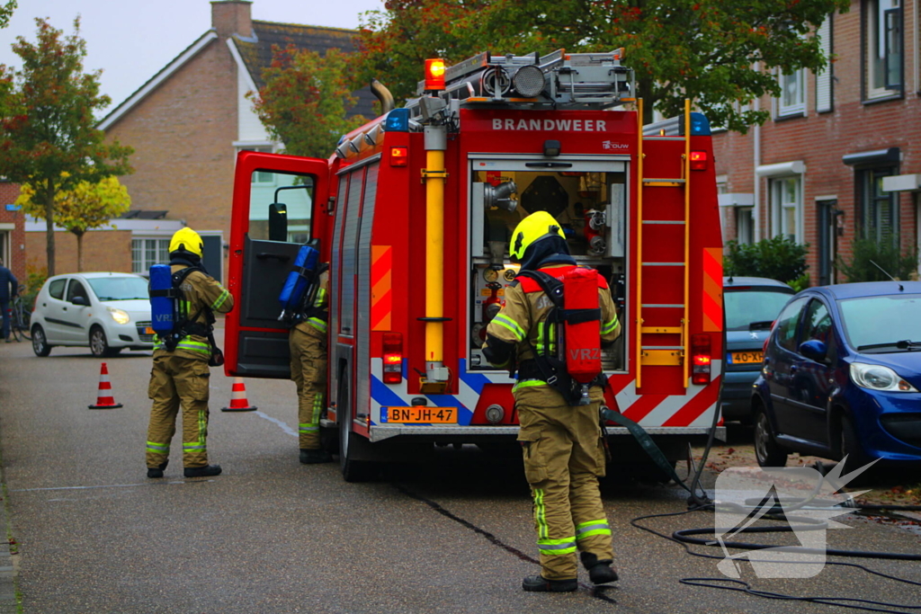 Brandweer blust brand op zolder