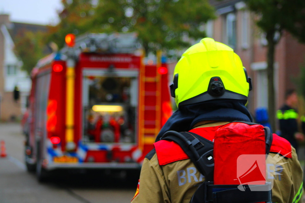 Brandweer blust brand op zolder