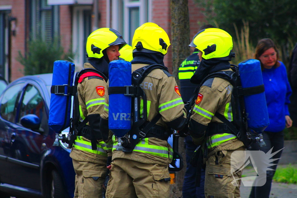 Brandweer blust brand op zolder