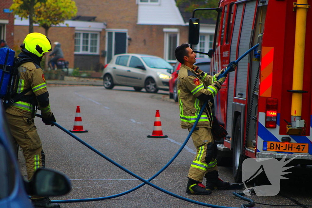 Brandweer blust brand op zolder