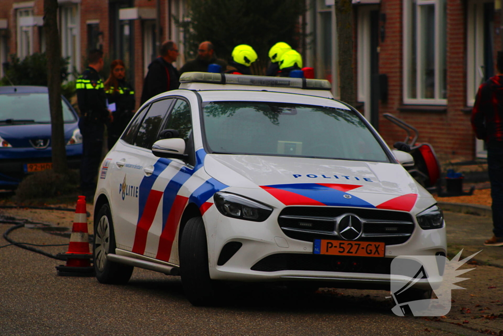 Brandweer blust brand op zolder