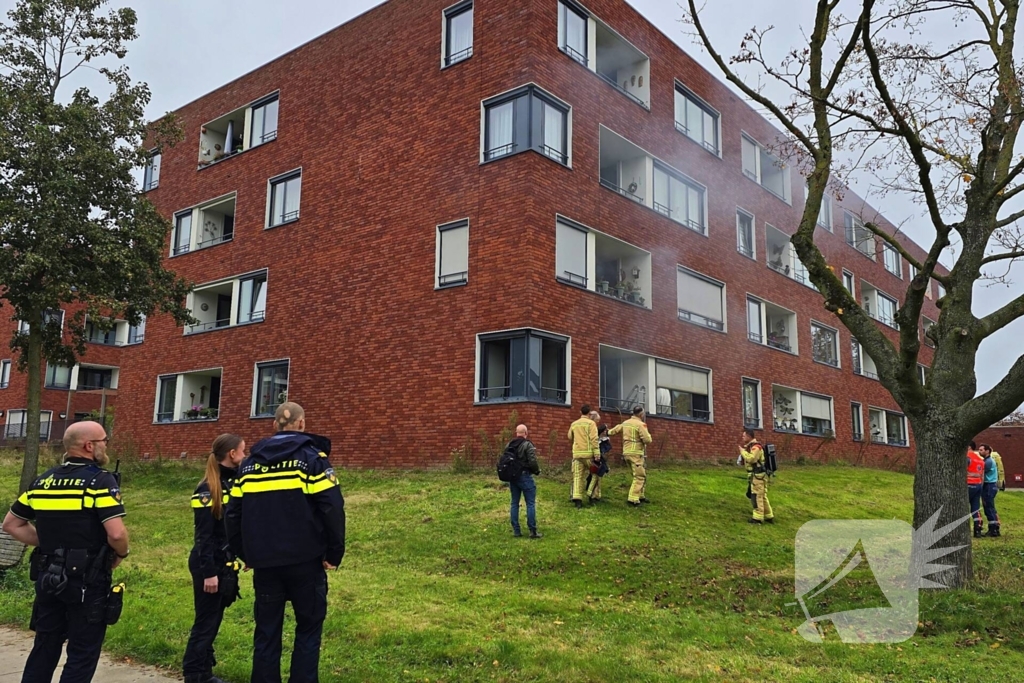 Brandweer redt bewoner en huisdier uit brandende woning