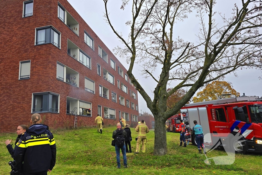 Brandweer redt bewoner en huisdier uit brandende woning