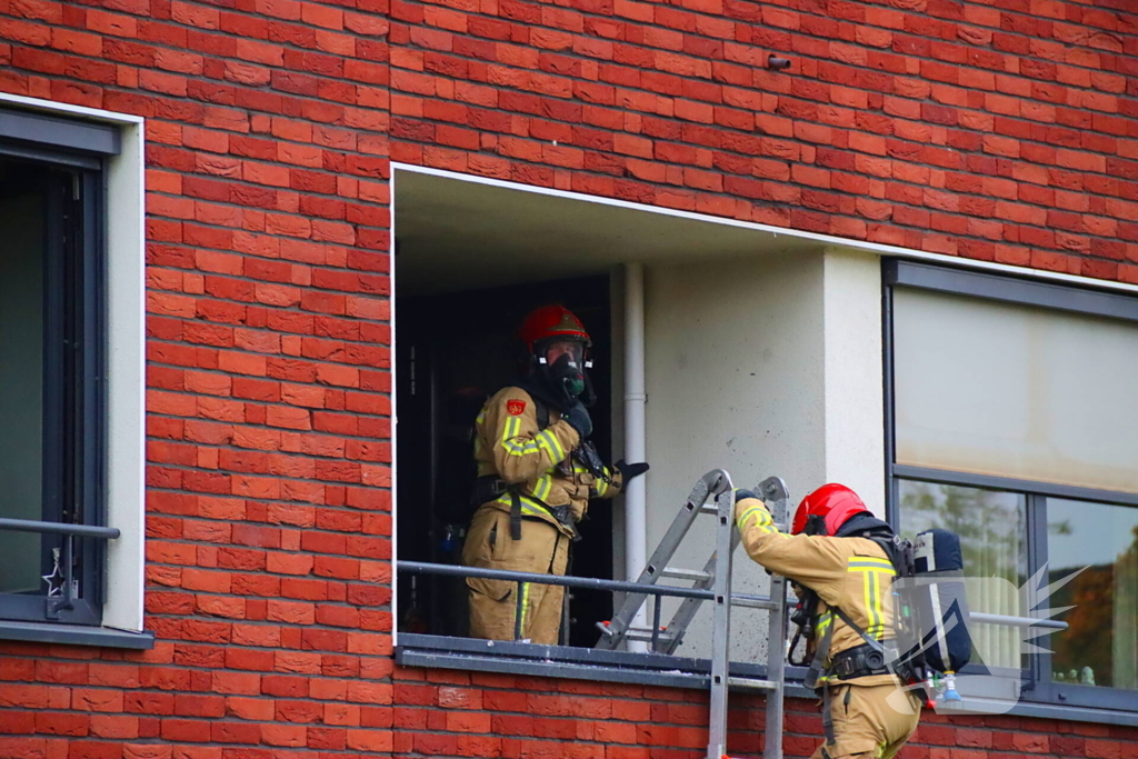 Brandweer redt bewoner en huisdier uit brandende woning