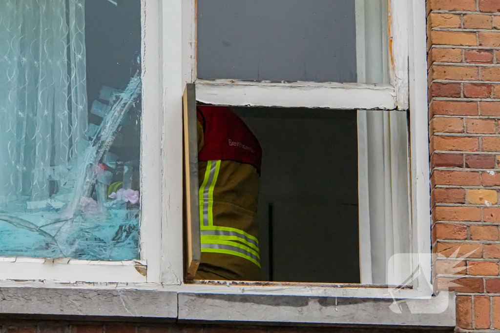 Veel zwarte rook in woning, kind nagekeken