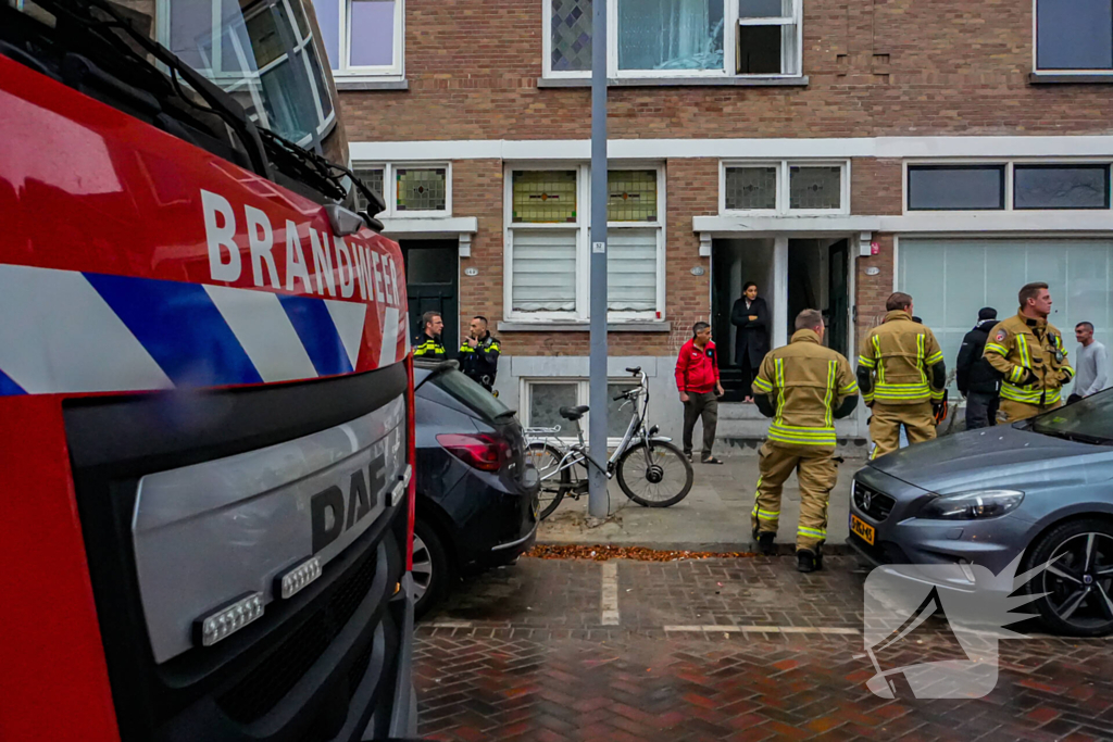 Veel zwarte rook in woning, kind nagekeken